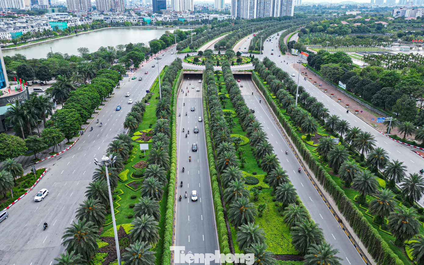 Đại lộ Thăng Long thông thoáng cả 16 làn xe.