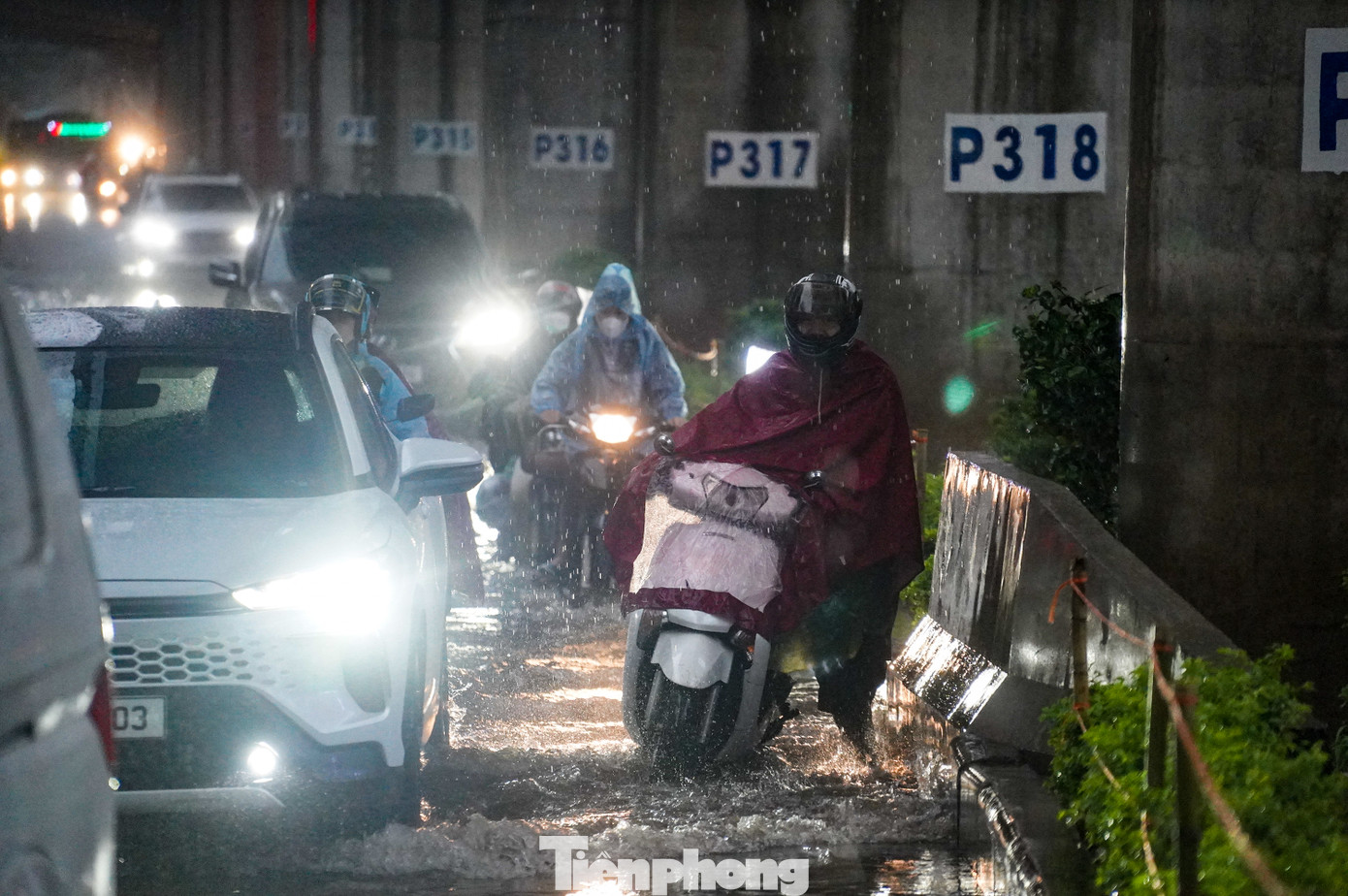 Hàng loạt phương tiện bị chết máy trong cơn mưa lớn sáng 1/5.