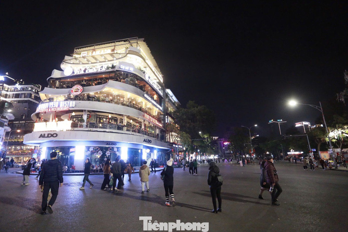 Về đêm, tòa nhà "Hàm cá mập" sáng đèn, nổi bật giữa khu vực hồ Gươm. Ánh sáng rực rỡ từ các biển hiệu, nhà hàng và quán cà phê trên cao tạo nên khung cảnh sôi động, thu hút đông đảo du khách và người dân đến tham quan, thưởng thức không khí nhộn nhịp của phố đi bộ.