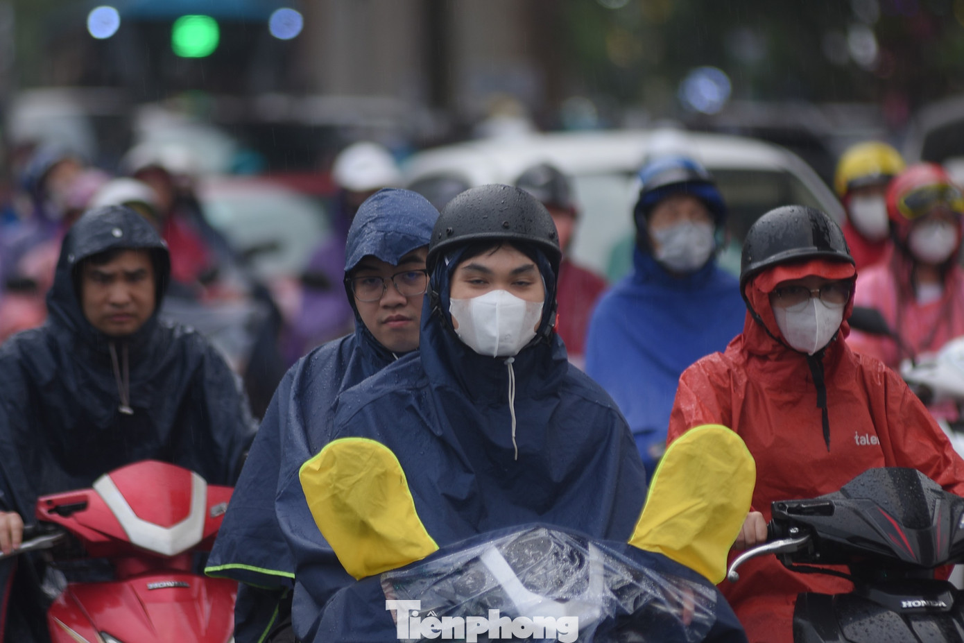 "Thời tiết mưa khá lớn khiến mình di chuyển về nhà rất khó khăn, đặc biệt vào lúc tan làm thế này", anh Nguyễn Minh Tuấn chia sẻ.