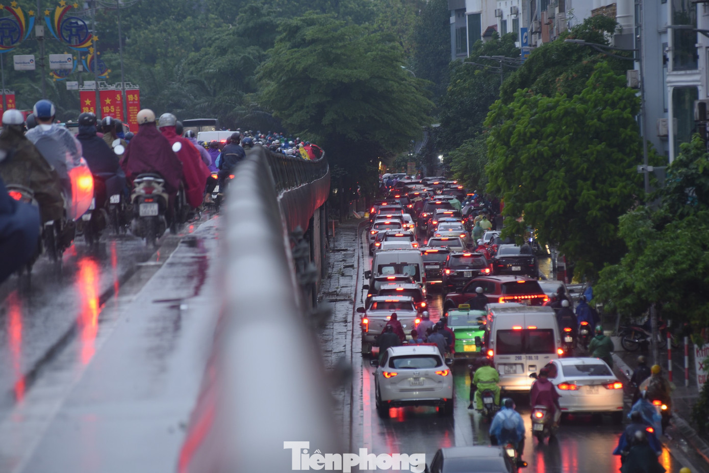 Lúc 18h15, xe máy từ Đào Tấn rẽ lên Vành đai 2 đông nghẹt, các phương tiện nhích từng chút một.
