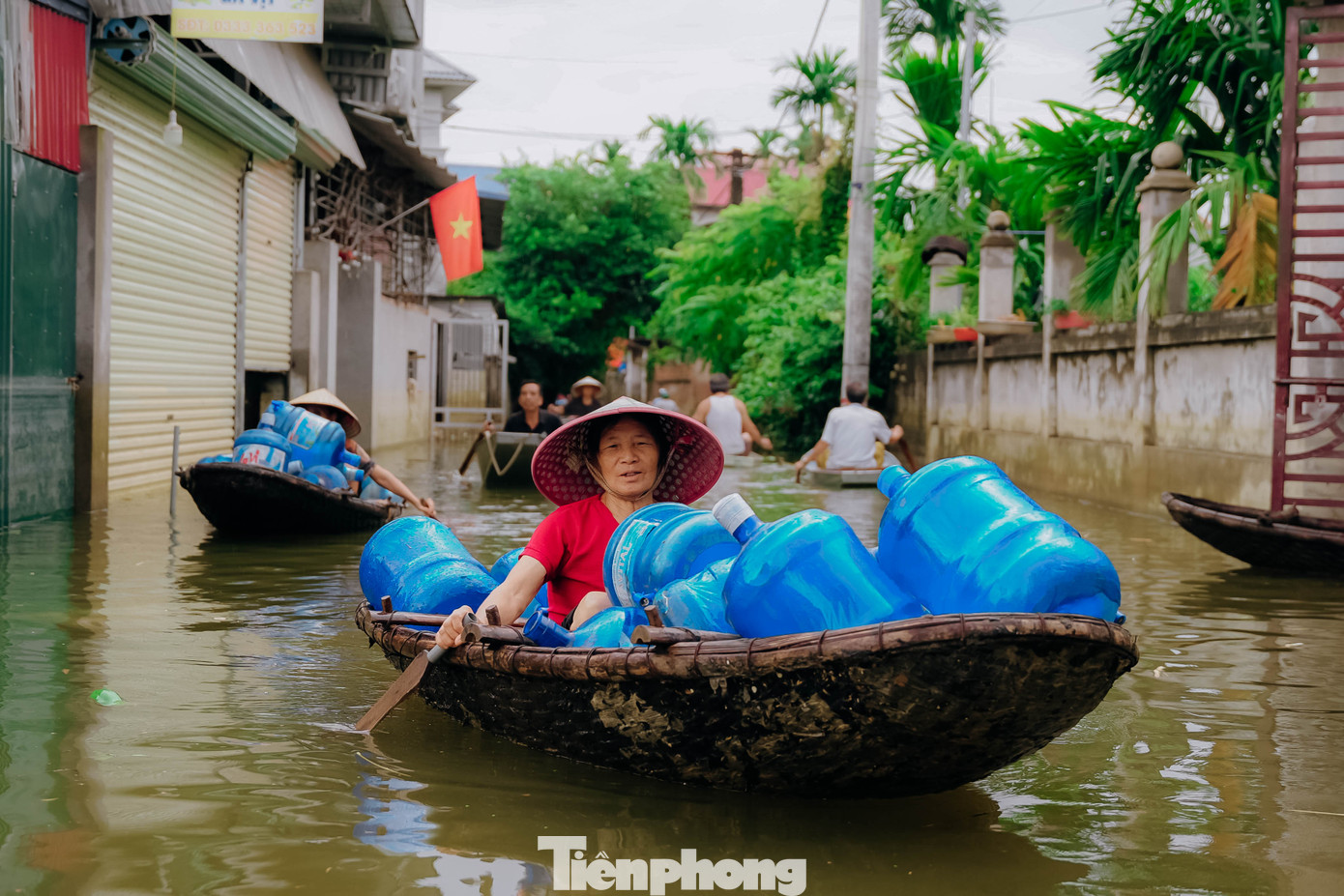 Nước sạch trở nên quý giá, được người dân chắt chiu dùng cho ăn uống, sinh hoạt.