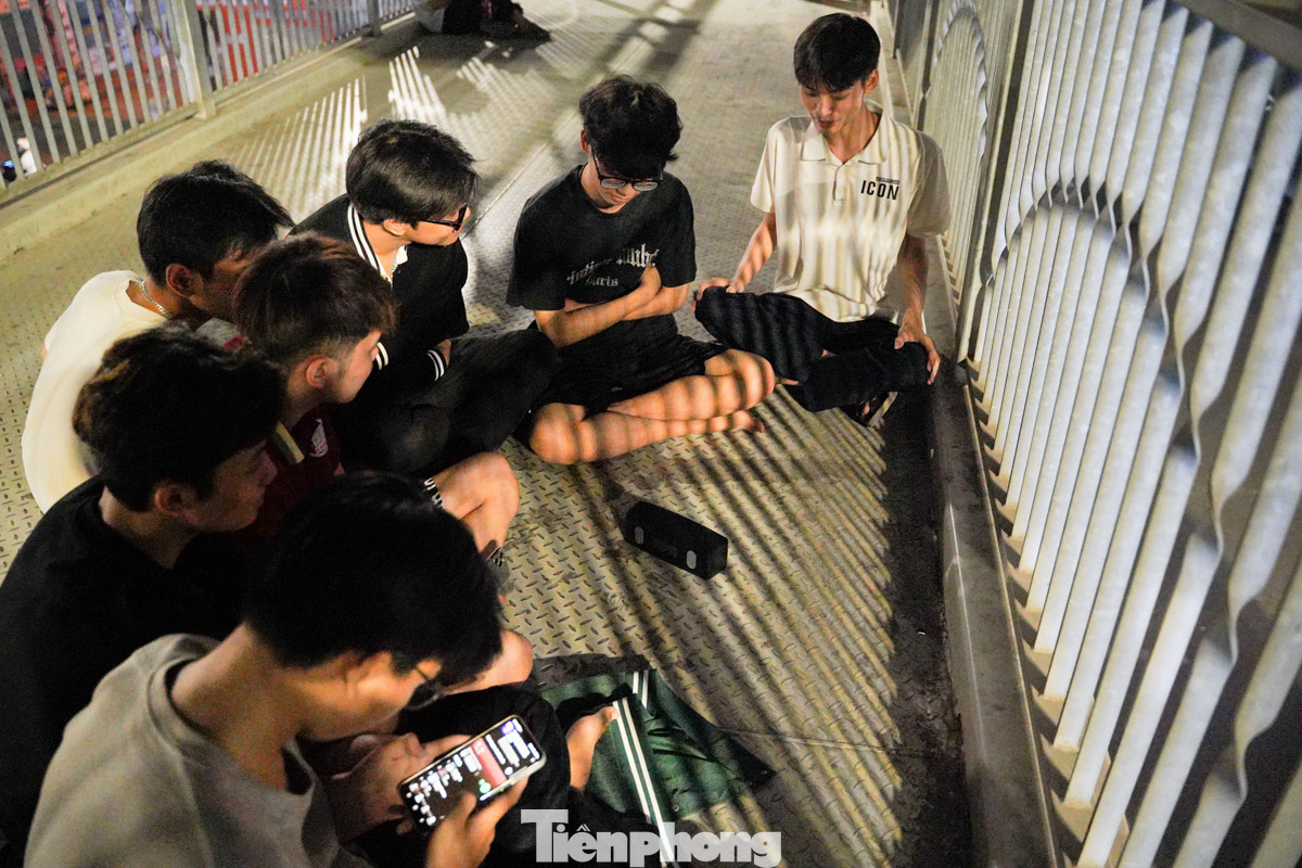 Nhóm thanh niên ngồi cùng nhau nghe nhạc trên cầu vượt. "Hôm nay là sinh nhật một bạn trong nhóm, giờ cũng gần sáng rồi nên bọn mình không biết đi đâu nên ra cầu vượt ngồi", một thanh niên trong nhóm nói.