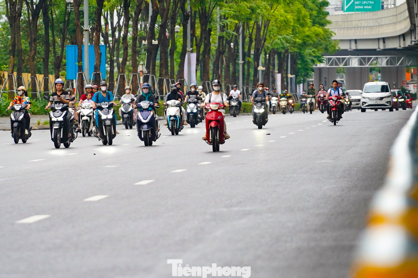 Do chưa có hệ thống biển báo phân làn cụ thể, ghi nhận trên tuyến đường Phạm Văn Đồng cho thấy ô tô và xe máy vẫn di chuyển lẫn vào nhau.