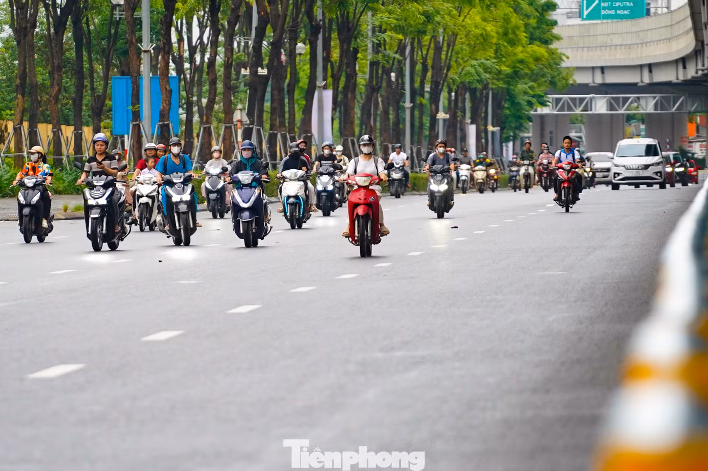 Do chưa có hệ thống biển báo phân làn cụ thể, ghi nhận trên tuyến đường Phạm Văn Đồng cho thấy ô tô và xe máy vẫn di chuyển lẫn vào nhau.