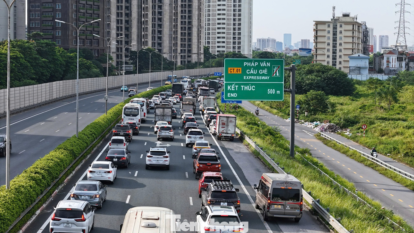 Hà Nội cuối ngày nghỉ: Bên ngoài đường tắc kẹt, nội đô thoáng lạ thường ảnh 5