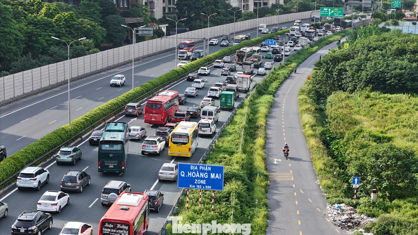 Các phương tiện di chuyển chậm trong giờ cao điểm chiều.