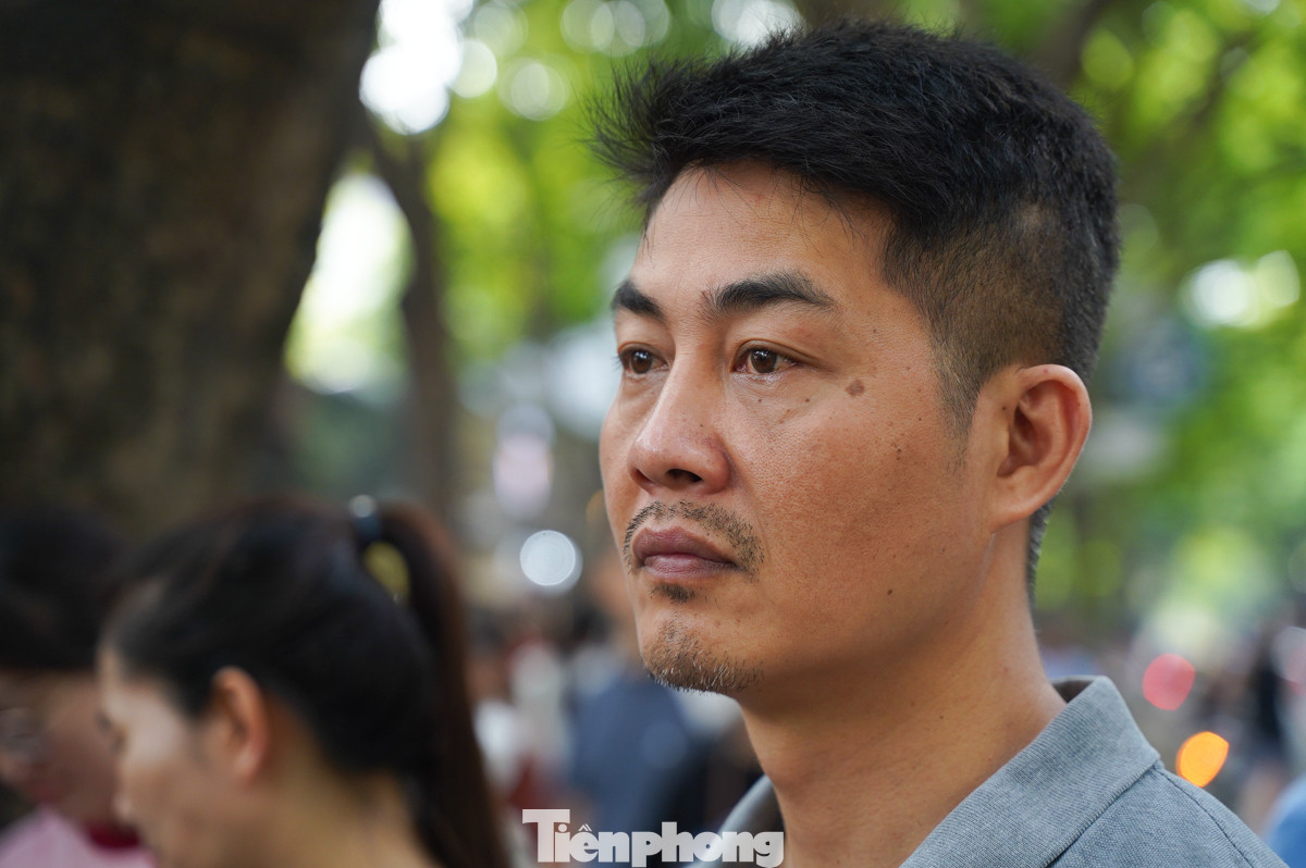 Anh Vũ Quang Hưng (quận Ba Đình) lo lắng cho con mà cả đêm qua anh thức trắng, không ngủ được. "Mong rằng con sẽ thi tốt, hoàn thành bài thi đúng năng lực của mình. Gia đình luôn bên con".