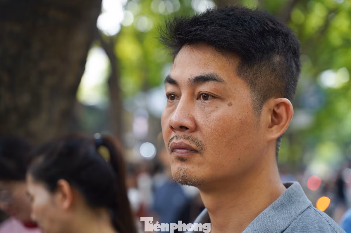 Anh Vũ Quang Hưng (quận Ba Đình) lo lắng cho con mà cả đêm qua anh thức trắng, không ngủ được. "Mong rằng con sẽ thi tốt, hoàn thành bài thi đúng năng lực của mình. Gia đình luôn bên con".
