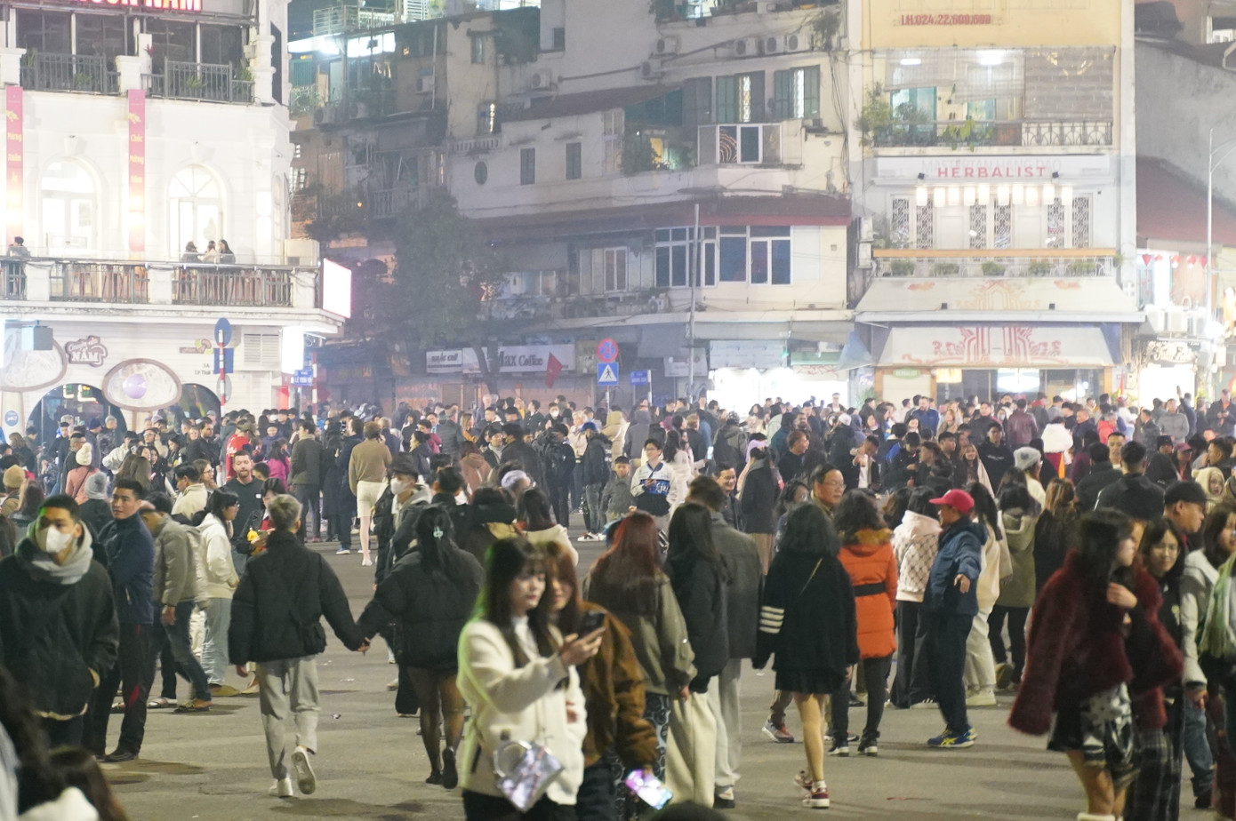 Càng gần tới thời khắc Giao thừa, người dân đổ về Hồ Gươm ngày càng đông. Càng gần tới thời khắc Giao thừa, người dân đổ về Hồ Gươm ngày càng đông.