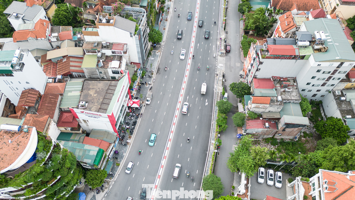 Theo quan sát của PV Tiền Phong, dự án mở rộng đường Âu Cơ đoạn từ khách sạn Thắng Lợi đến nút giao Xuân Diệu đã thảm nhựa và thông xe kỹ thuật. Lòng đường từ 2 làn xe cơ giới trước đây nay đã được mở rộng từ 16,5 đến 21 mét - tương đương 4 làn xe cơ giới, mặt đường được chia thành hai chiều đường bằng dải phân cách cứng.