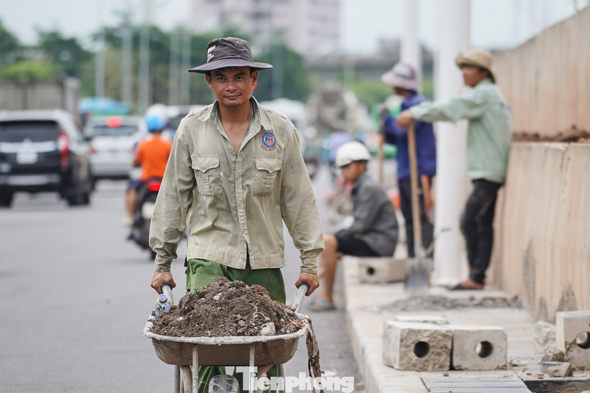 Tại đoạn đường này vẫn còn công nhân, máy móc được tập trung, tích cực để hoàn thành những công đoạn cuối cùng của dự án.