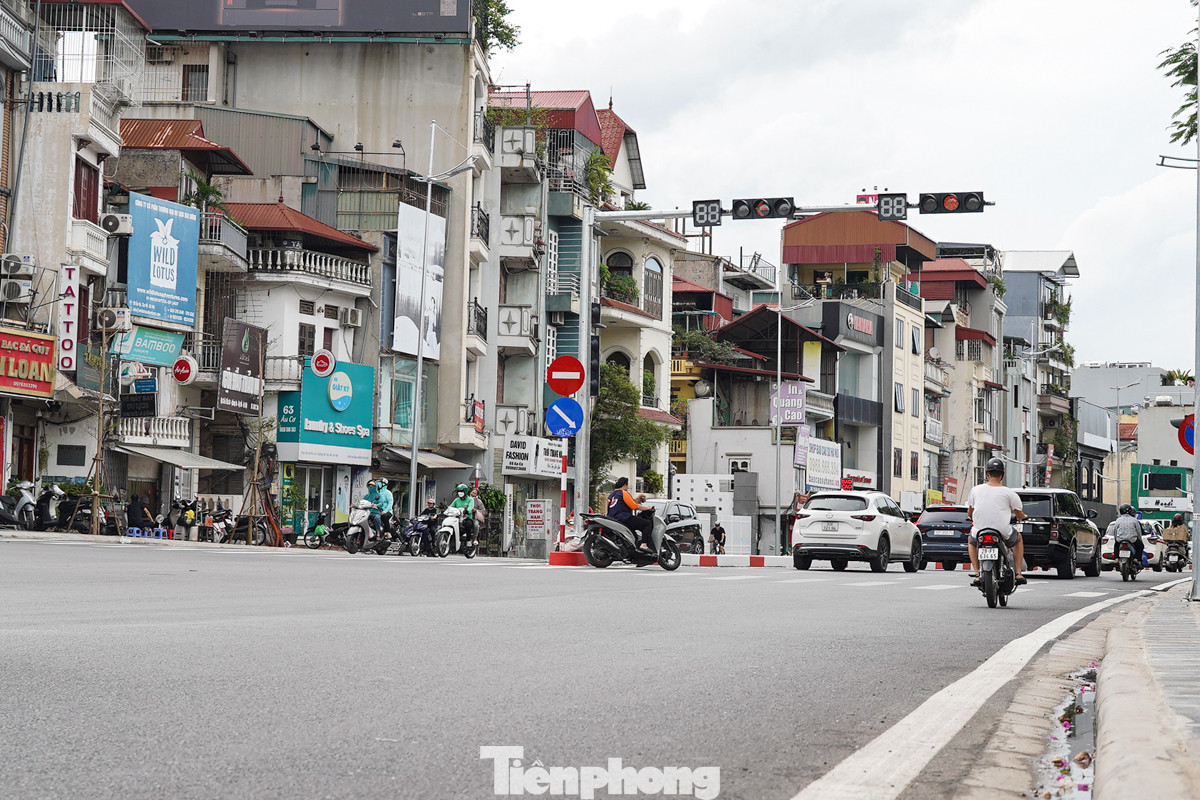 Tổ chức giao thông điều khiển bằng đèn tín hiệu giao thông và người điều khiển giao thông tại 3 nút giao trên tuyến đường Âu Cơ, bao gồm: Nút giao Xuân Diệu (gần Khách sạn Thắng Lợi), nút giao Tứ Liên (ngõ 124 Âu Cơ), nút giao Xuân Diệu (gần chợ hoa Quảng An).