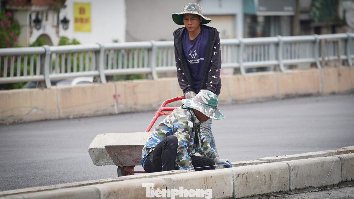 Các hạng mục khác như đèn đường chiếu sáng, dải phân cách... đang được triển khai gấp rút để hoàn thiện.