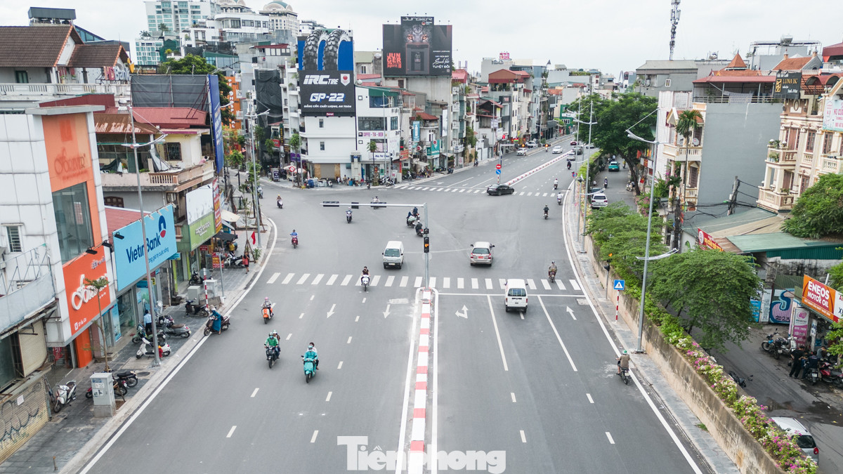 Đường lớn, các phương tiện đã có thể di chuyển theo 2 chiều. Hình ảnh ghi nhận tại nút giao Xuân Diệu đã được lắp hệ thống đèn tín hiệu giao thông.