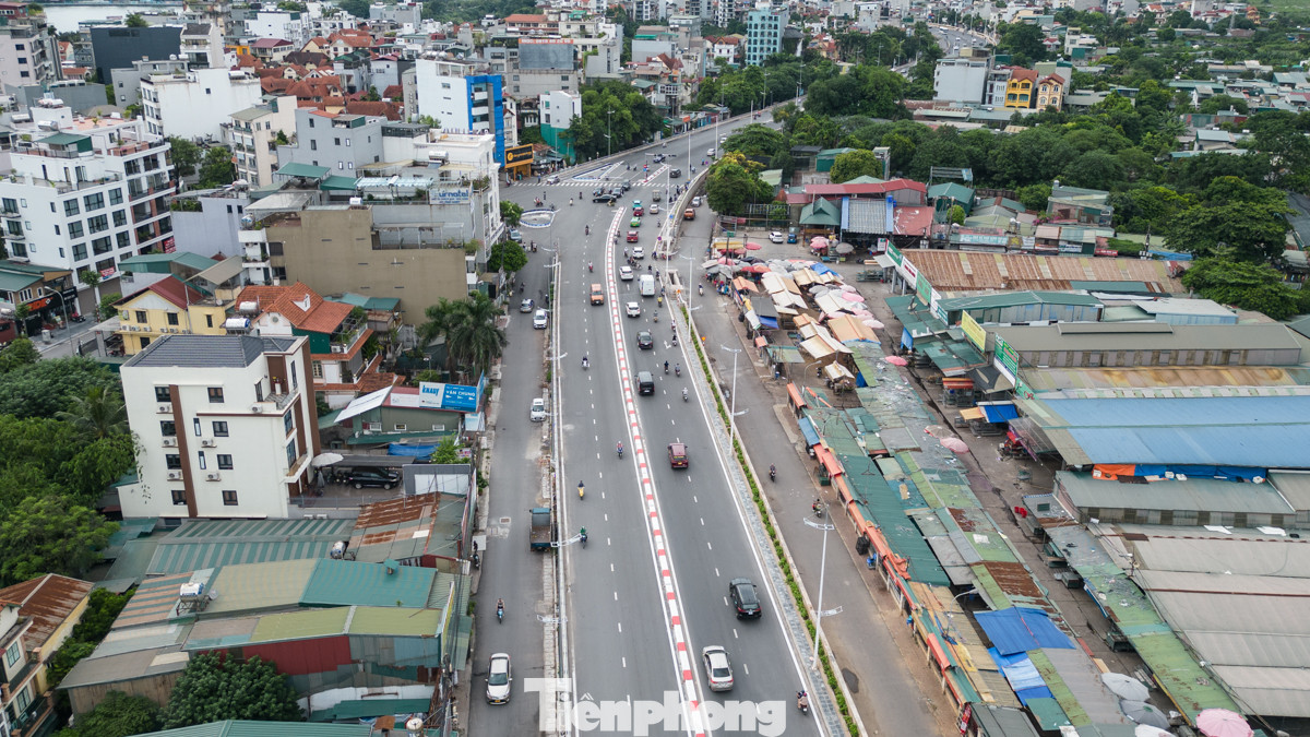 Nút giao tại khu vực chợ hoa Quảng An đã hoàn thiện việc lắp đặt hệ thống đèn tín hiệu và hiện đã thông xe hai chiều.