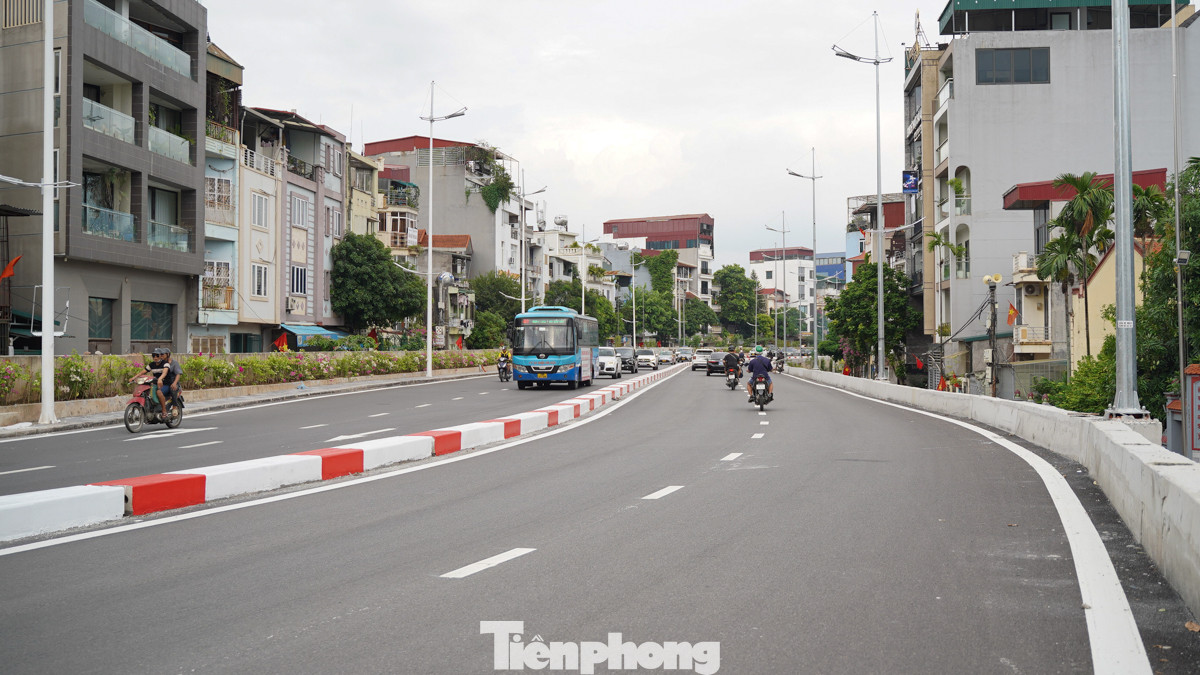 Thời điểm hơn 17 giờ chiều - giờ cao điểm tắc đường, tuyến đường Âu Cơ vẫn khá thông thoáng với làn đường được mở rộng mỗi bên 4 làn xe.