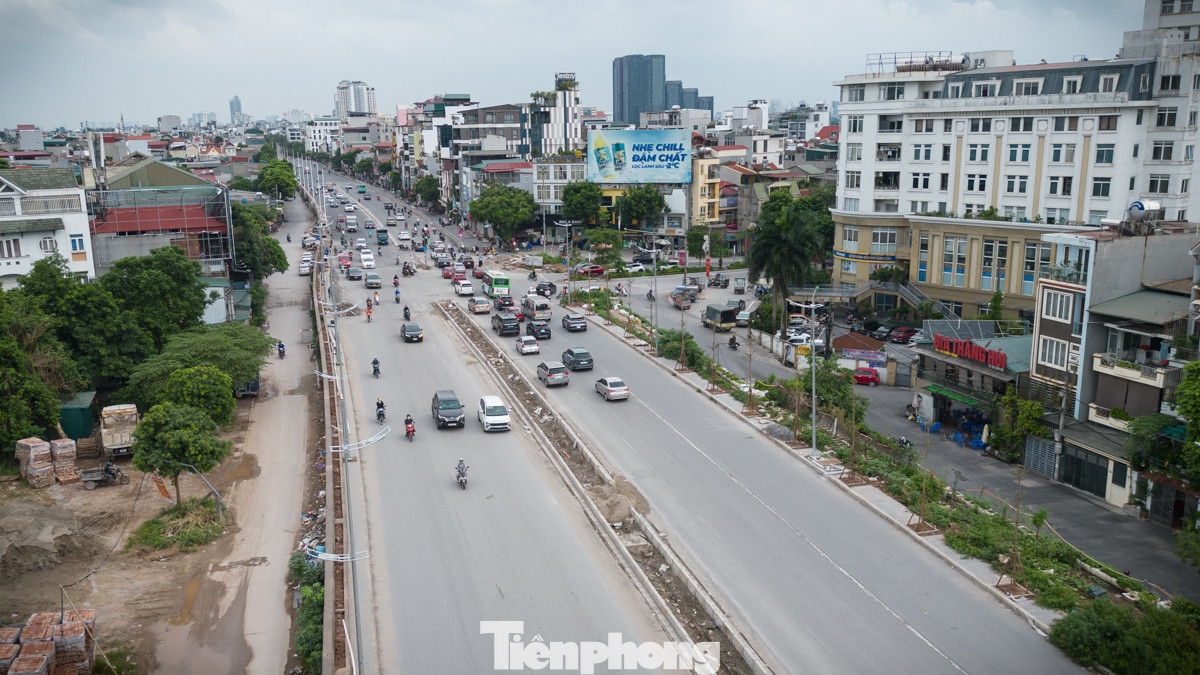 Phần đường đoạn từ chợ hoa Quảng An ra đến đường dẫn lên cầu Nhật Tân vẫn đang được các đơn vị thi công gấp rút hoàn thiện.