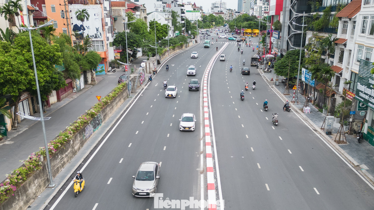 Theo đó, tổ chức giao thông 2 chiều cho tất cả các phương tiện lưu thông trên tuyến đường Âu Cơ (trên trục đường chính) phía trong đê; đường dân sinh (phía ngoài đê) đoạn từ nút giao khách sạn Thắng Lợi đến nút giao Xuân Diệu (gần chợ hoa Quảng An).