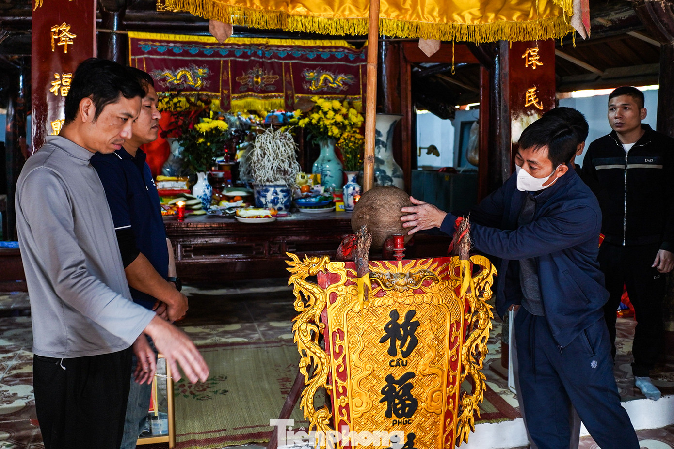 Để rèn luyện sức khỏe và tài khéo cho quân lính, các vị tướng đã nghĩ ra một trò chơi, đó là đẽo gọt một quả cầu gỗ tròn nhẵn tựa quả bưởi lớn, bôi dầu mỡ cho trơn rồi lăn ra giữa bãi cho quân lính tranh cướp, ai giành được quả cầu đem về đặt nơi quy ước sẽ được trọng thưởng.