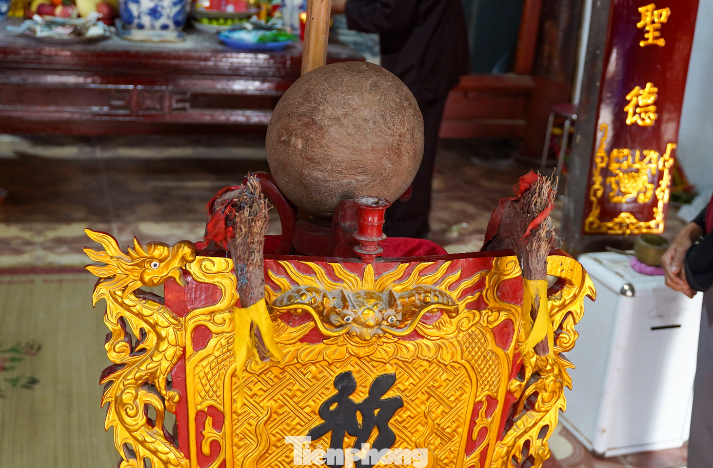 Sau lễ tế, đến màn mang quả cầu (quả phết) ra sân bãi mở hội cướp phết. Tương truyền vào thời vua Hùng Vương thứ 3, khi đất nước gặp loạn lạc và giặc giã nổi lên, vua đã giao nhiệm vụ trấn giữ các miền Đông Lai, Bàn Giản, Lập Thạch cho bốn tướng lĩnh là Xá Sơn, Lê Sơn, Tròn Sơn và Xui Sơn nhằm điều binh, trấn giặc, bảo vệ đất nước và nhân dân.