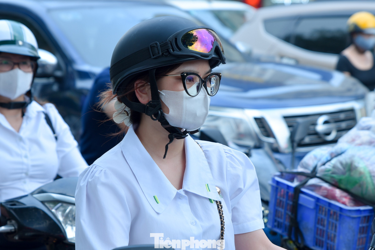 Nguyễn Thuỳ Tiên (SN 1991, quê Hà Nam), nhân viên marketting ở Hà Nội, mỗi ngày cô phải vào làm việc lúc 7h30. "Mình đi từ Nguyễn Xiển đến Đống Đa để đi làm, ngày nào cũng vậy cứ đến Ngã Tư Sở là tắc đường, nhích phải mất gần một tiếng. Ức chế nhất là đường lúc nào cũng lộn xộn, xe máy và ôtô đi không phân làn'', Tiên chia sẻ.