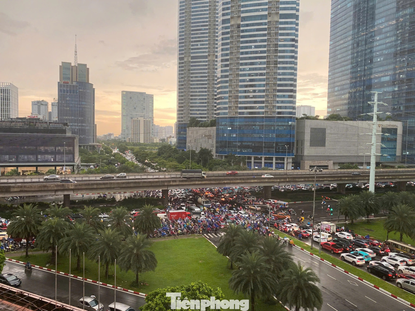 Khu vực nút giao Trung Hoà giao thông hỗn loạn.