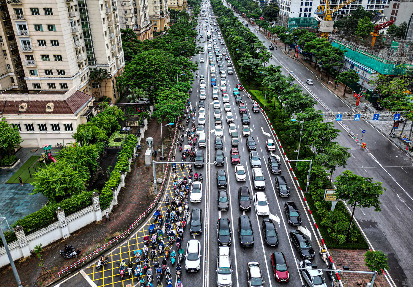 Đường Võ Chí Công ùn tắc kéo dài hàng km do mật độ phương tiện cao, nhiều tài xế chưa quen phân làn mới.