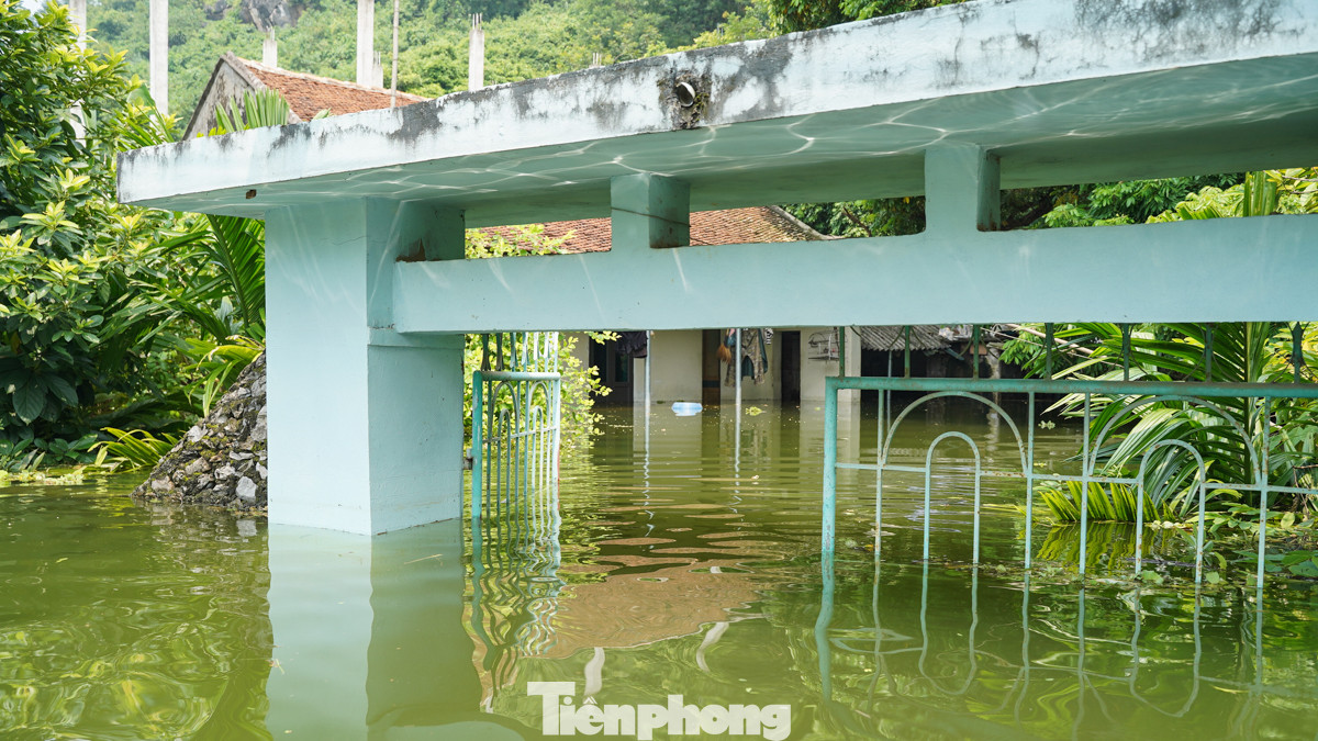 Mực nước dâng cao, buộc nhiều hộ dân phải di tản khẩn cấp đến an toàn, để lại nhà cửa trống không.