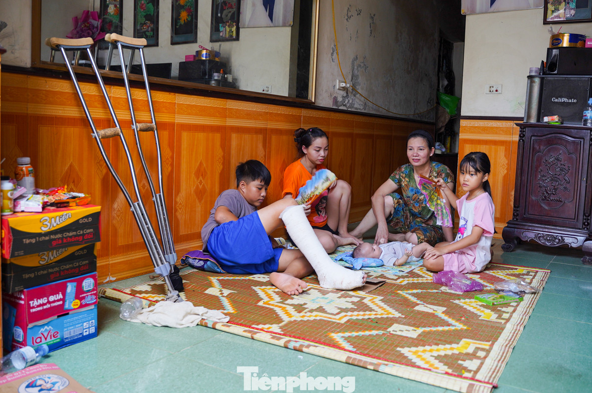 Cô Nguyễn Thị Hanh và gia đình may mắn khi ngôi nhà được xây cao hơn so với các nhà khác nên chỉ bị ngập đến mép cửa. Tuy nhiên, con trai cô bị đau chân và không thể đi khám vì nước quá cao. "Gia đình hiện tại chỉ có mì gói để ăn, cuộc sống vô cùng khó khăn", cô Hanh nói thêm. Cô Nguyễn Thị Hanh và gia đình may mắn khi ngôi nhà được xây cao hơn so với các nhà khác nên chỉ bị ngập đến mép cửa. Tuy nhiên, con trai cô bị đau chân và không thể đi khám vì nước quá cao. "Gia đình hiện tại chỉ có mì gói để ăn, cuộc sống vô cùng khó khăn", cô Hanh nói thêm.