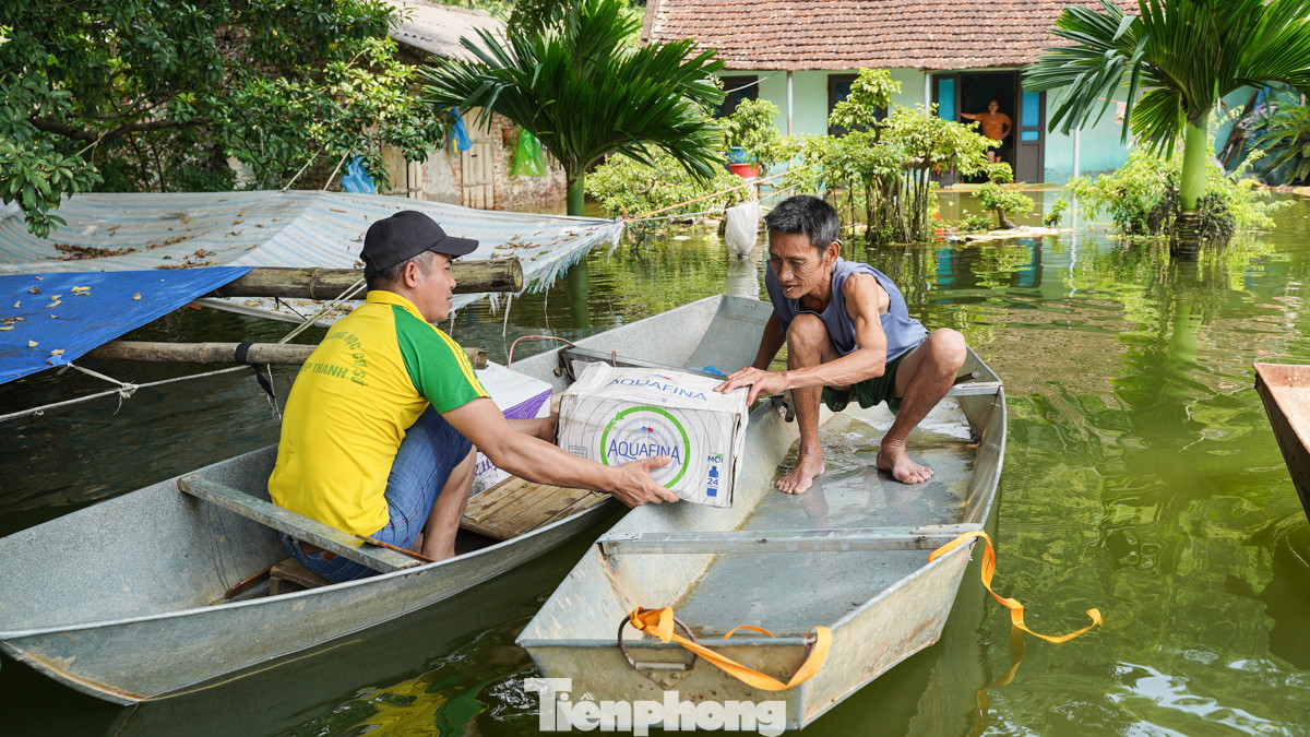 Những hộ bị cô lập đang sống trong cảnh không điện, không nước sạch, cuộc sống trông chờ vào đồ cứu trợ từ chính quyền và các nhà hảo tâm.