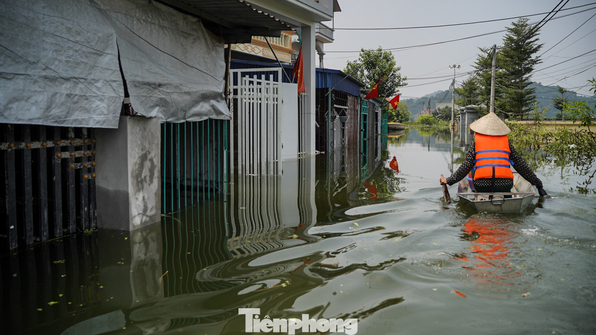 Thông tin từ Ban Chỉ huy PCTT&amp;TKCN huyện Mỹ Đức đã có 1.549 hộ dân trên địa bàn huyện Mỹ Đức bị nước tràn vào nhà, hiện di dời 986 hộ dân trong vùng trũng, nhà bị ngập đến nơi an toàn.