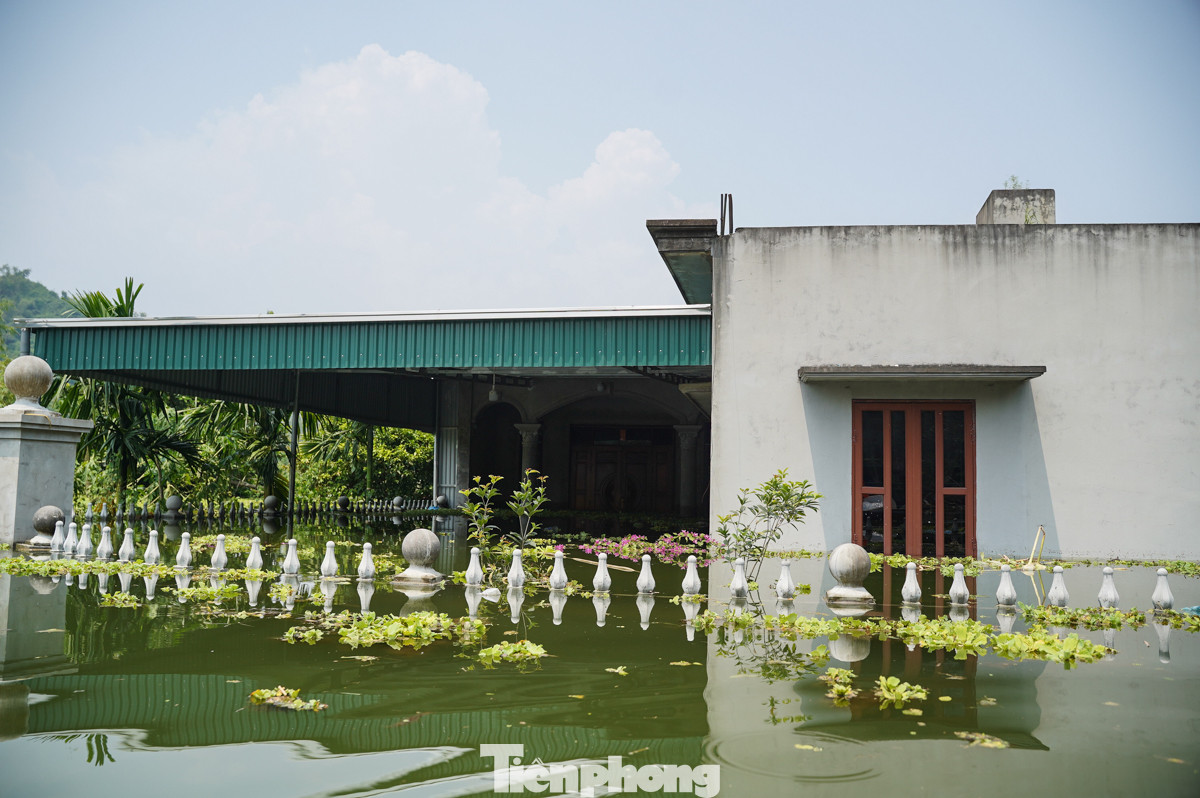 Nhiều ngôi nhà nước ngập cao 2-3 mét. Nhiều ngôi nhà nước ngập cao 2-3 mét.