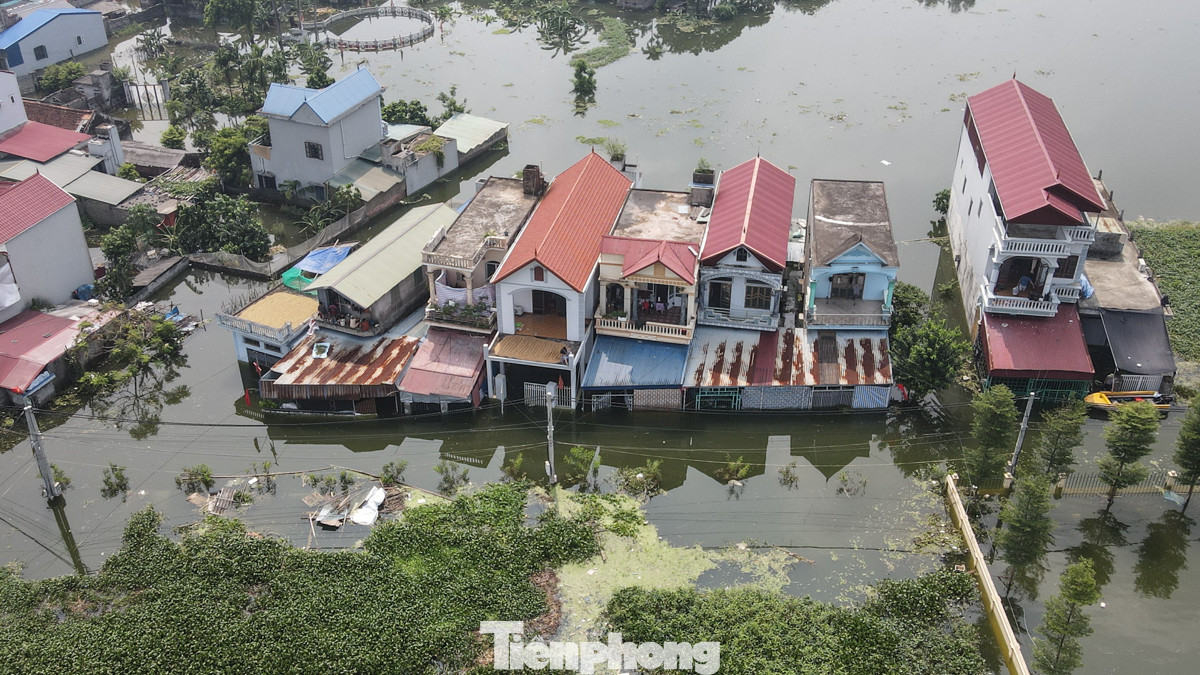 Các thôn lân cận như: thôn Ải, thôn Vài... dọc theo bờ sông Mỹ Hà tại xã Hợp Thanh, huyện Mỹ Đức cũng bị ảnh hưởng nặng nề khi nước dâng lên cao.