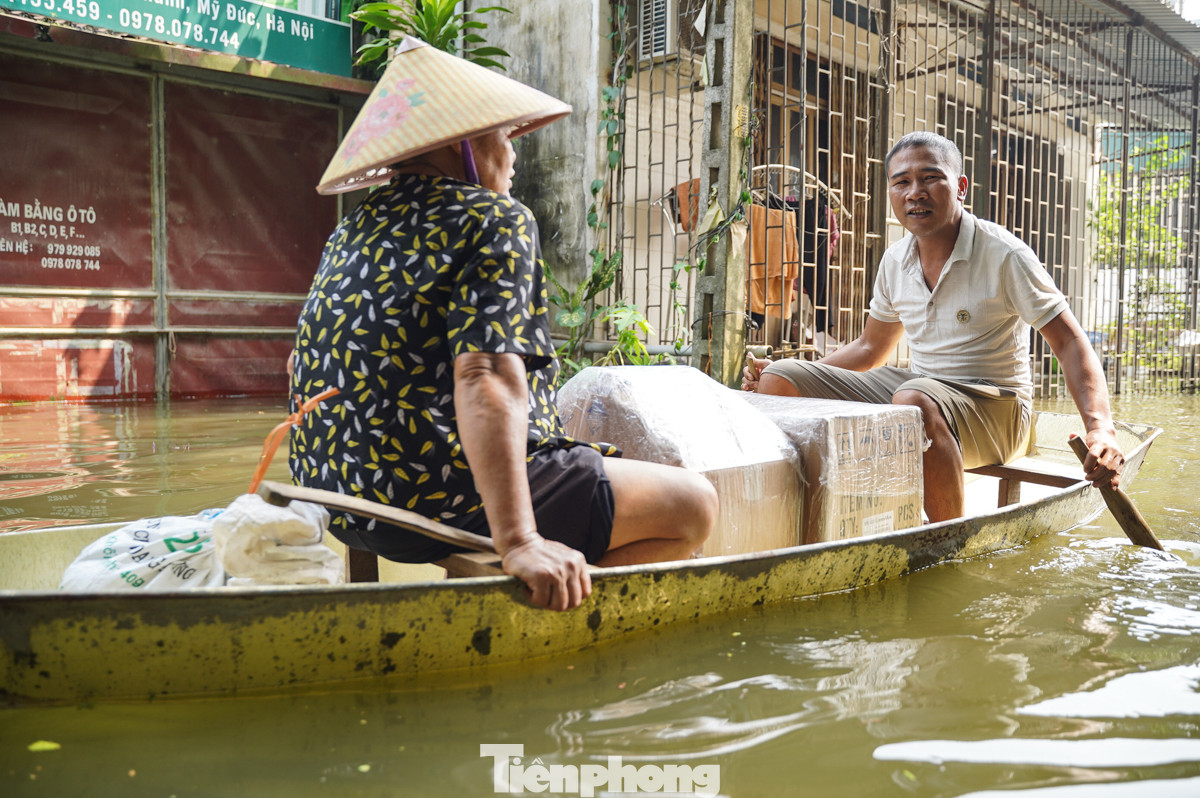 Nước ngập cao khiến cho người dân gặp rất nhiều khó khăn trong việc di chuyển và sinh hoạt. Nước ngập cao khiến cho người dân gặp rất nhiều khó khăn trong việc di chuyển và sinh hoạt.