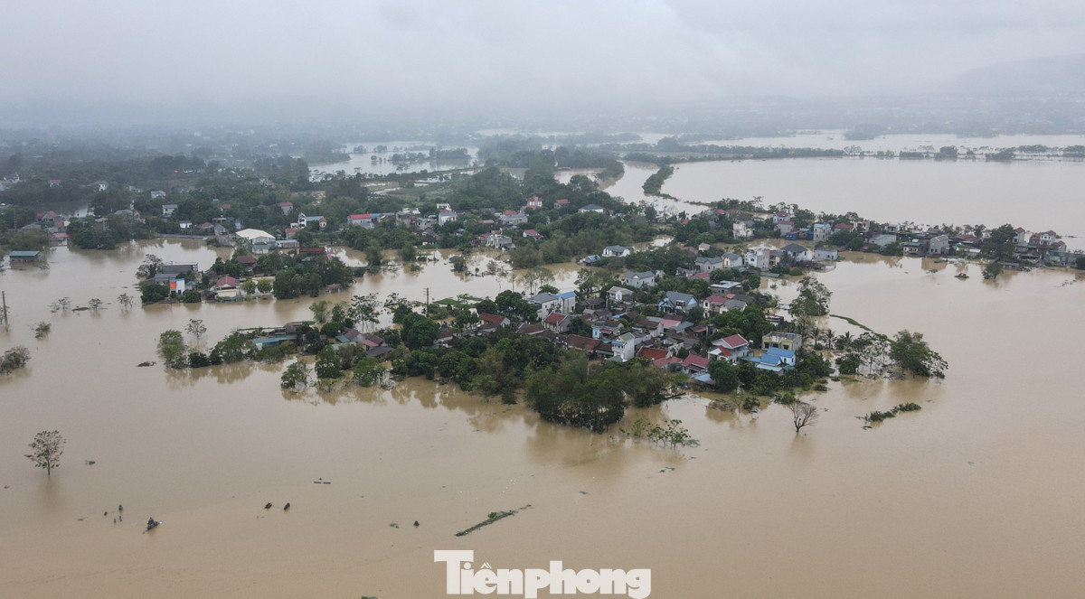 Gần một tuần qua, nhiều nơi tại huyện Mỹ Đức (Hà Nội) vẫn ngập sâu, đường biến thành sông, cuộc sống người dân gặp muôn vàn khó khăn.