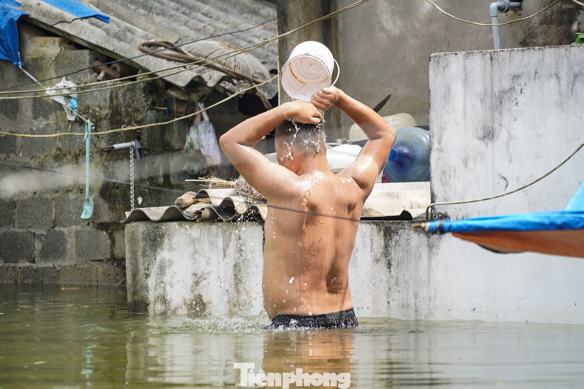 Ngoài thiệt hại về tài sản, cuộc sống của người dân xã Hợp Thanh bị đảo lộn hoàn toàn. Không có điện, nước sạch, người dân phải vật lộn để tìm kiếm nguồn nước sạch phục vụ cho nhu cầu sinh hoạt hàng ngày. Ngoài thiệt hại về tài sản, cuộc sống của người dân xã Hợp Thanh bị đảo lộn hoàn toàn. Không có điện, nước sạch, người dân phải vật lộn để tìm kiếm nguồn nước sạch phục vụ cho nhu cầu sinh hoạt hàng ngày.
