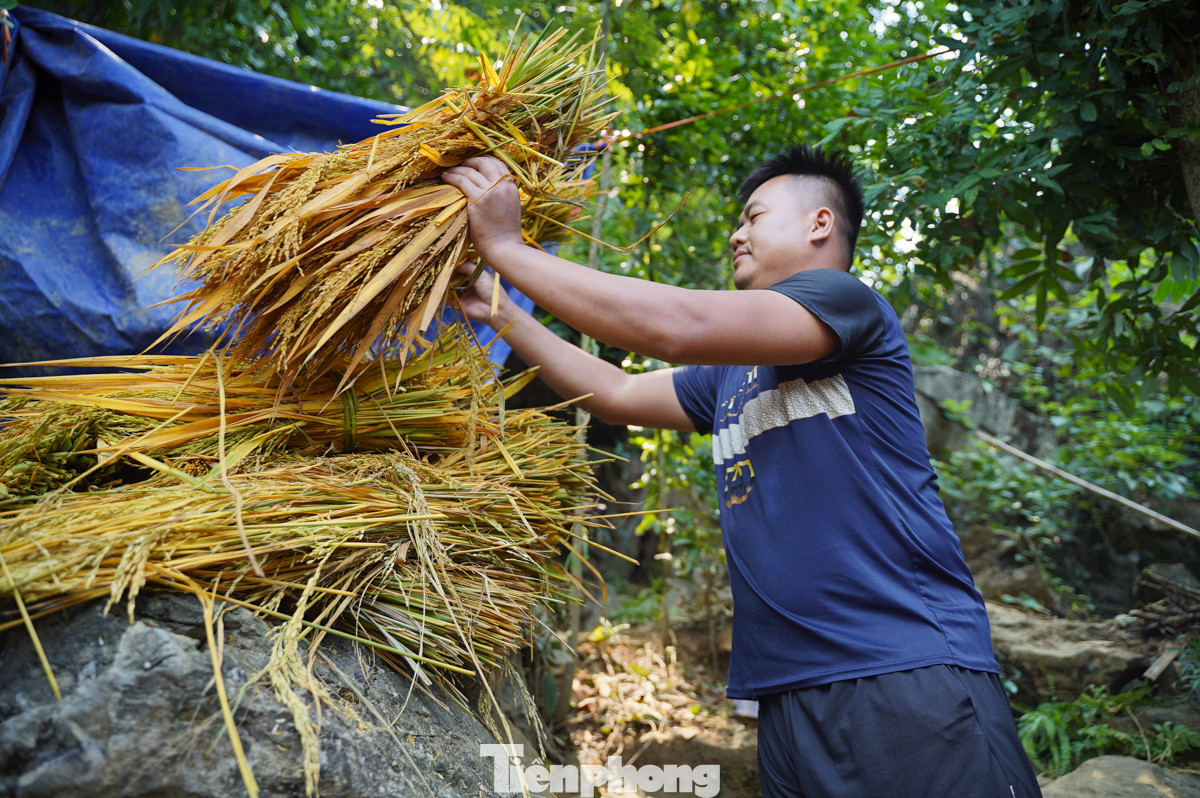 Anh Phạm Công Khải (xã Hợp Thanh, huyện Mỹ Đức) cho biết, từ hôm nước dâng cao anh phải chạy lúa, đồ đạc lên ngọn núi phía sau nhà. "Trên này cao nên an toàn hơn, nhà tôi ngập hết rồi", anh Khải cho biết. Anh Phạm Công Khải (xã Hợp Thanh, huyện Mỹ Đức) cho biết, từ hôm nước dâng cao anh phải chạy lúa, đồ đạc lên ngọn núi phía sau nhà. "Trên này cao nên an toàn hơn, nhà tôi ngập hết rồi", anh Khải cho biết.