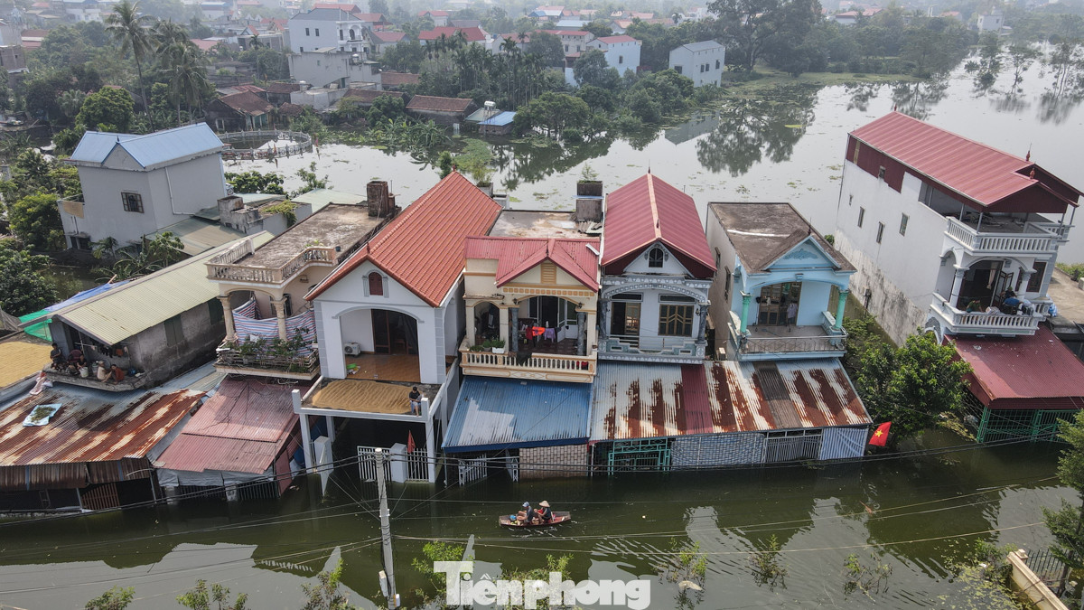 Các thôn lân cận như: thôn Ải, thôn Vài... dọc theo bờ sông Mỹ Hà tại xã Hợp Thanh, huyện Mỹ Đức cũng bị ảnh hưởng nặng nề khi nước dâng lên cao.