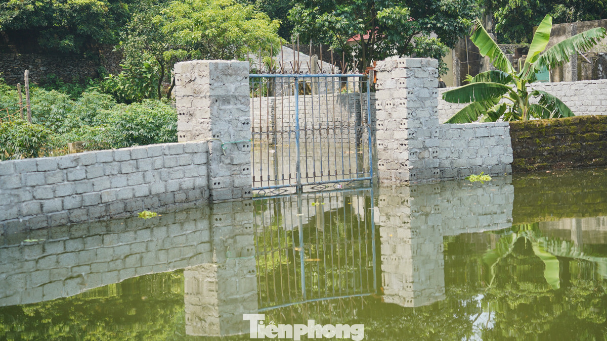 Mực nước dâng cao, buộc nhiều hộ dân phải di tản khẩn cấp đến an toàn, để lại nhà cửa trống không.