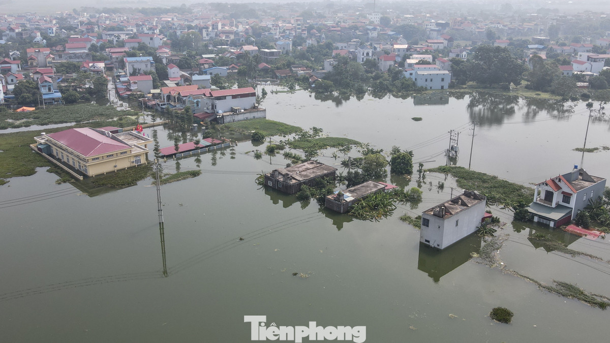 Theo ghi nhận của PV Tiền Phong, đến chiều 15/9, sau gần 1 tuần nước dâng cao, nhiều nhà dân tại xã Hợp Thanh huyện Mỹ Đức chìm nghỉm trong biển nước mênh mông. Theo ghi nhận của PV Tiền Phong, đến chiều 15/9, sau gần 1 tuần nước dâng cao, nhiều nhà dân tại xã Hợp Thanh huyện Mỹ Đức chìm nghỉm trong biển nước mênh mông.