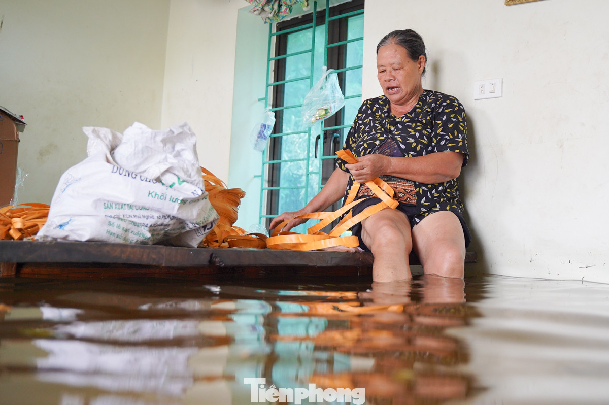 Mặc dù đã cố gắng kê cao giường lên cao nhất có thể, nước vẫn tràn vào nhà, ngập đến tận giường ngủ. Mặc dù đã cố gắng kê cao giường lên cao nhất có thể, nước vẫn tràn vào nhà, ngập đến tận giường ngủ.