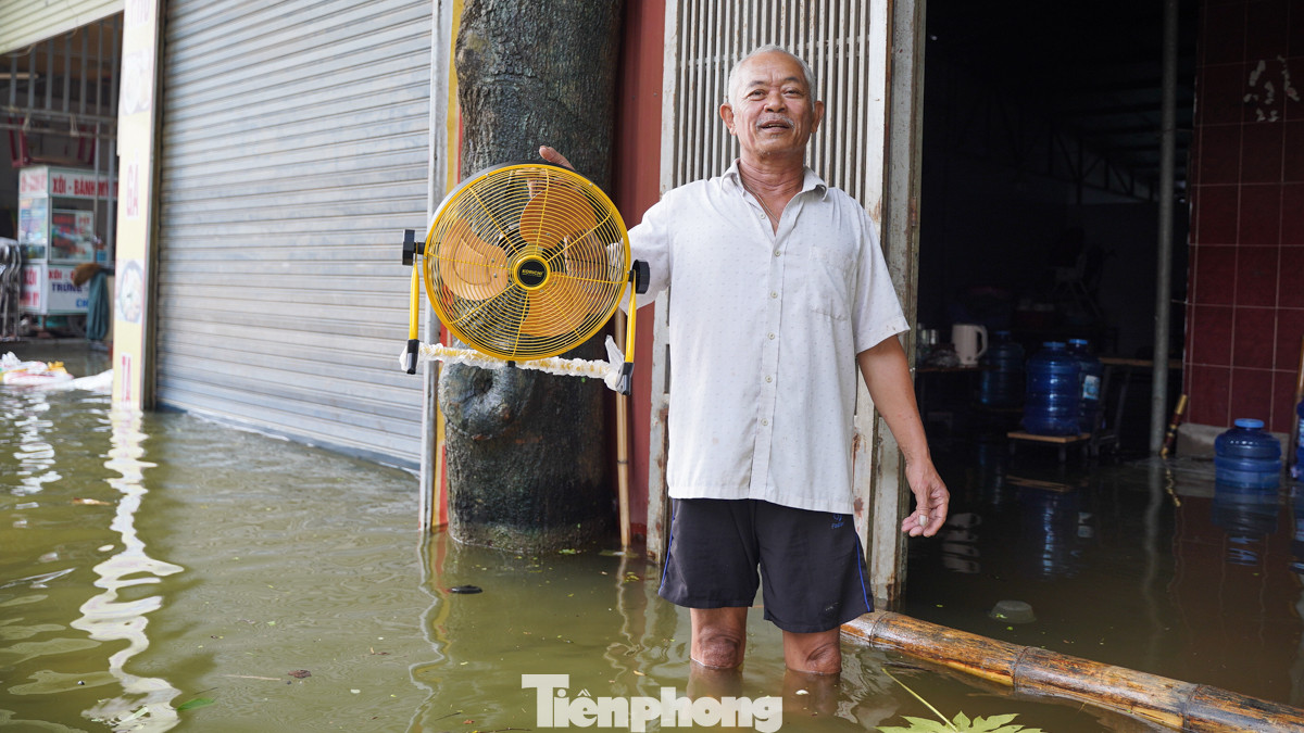 Người đàn ông vui mừng khi được con mang cho chiếc quạt tích điện. Người đàn ông vui mừng khi được con mang cho chiếc quạt tích điện.