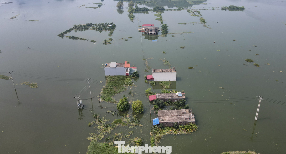 Ghi nhận chiều 15/9 tại các thôn thuộc xã Hợp Thanh, huyện Mỹ Đức, nhiều ngôi nhà vẫn ngập sâu trong nước.