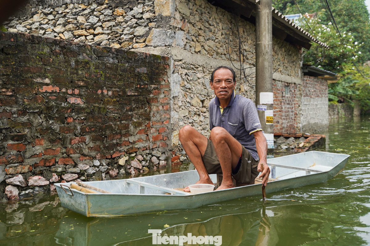 Nhiều người dân tại huyện Mỹ Đức vẫn bàng hoàng, không tin được nước dâng cao đến vậy. Nhiều người dân tại huyện Mỹ Đức vẫn bàng hoàng, không tin được nước dâng cao đến vậy.