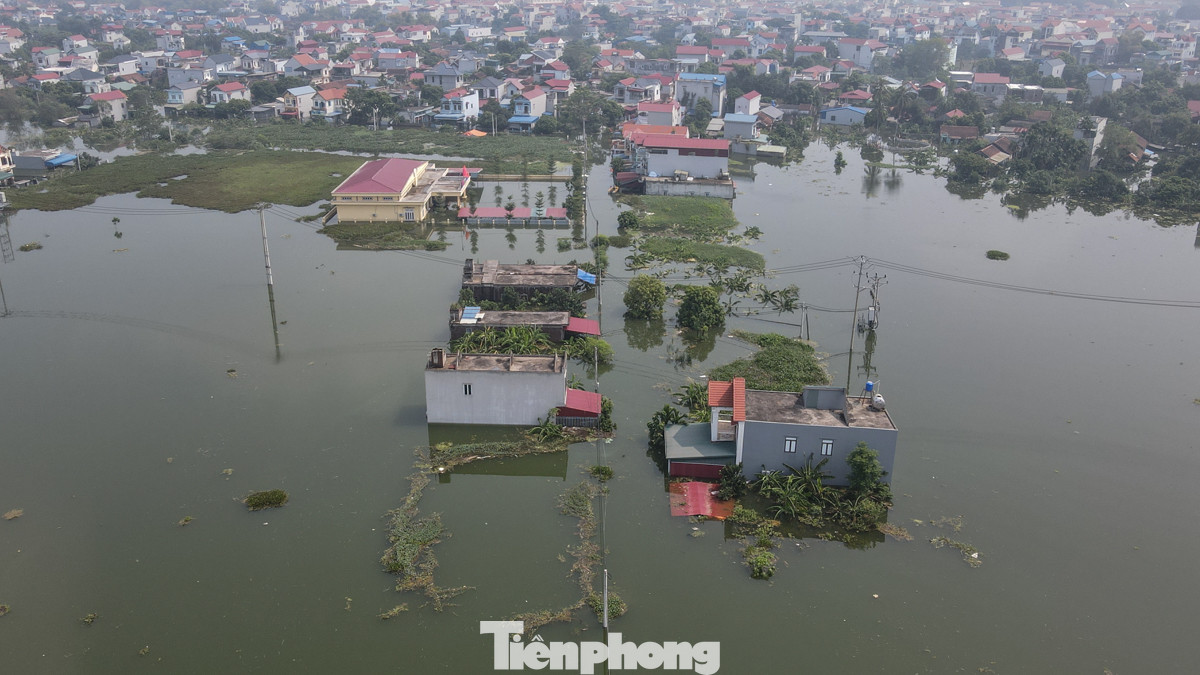 Các ngả đường vào các thôn tại xã Hợp Thanh bị bao quanh bởi nước sông Mỹ Hà.