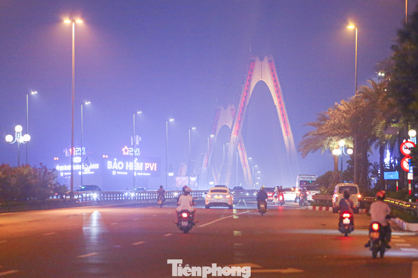 Các nhịp cầu Nhật Tân ẩn hiện qua ánh đèn.