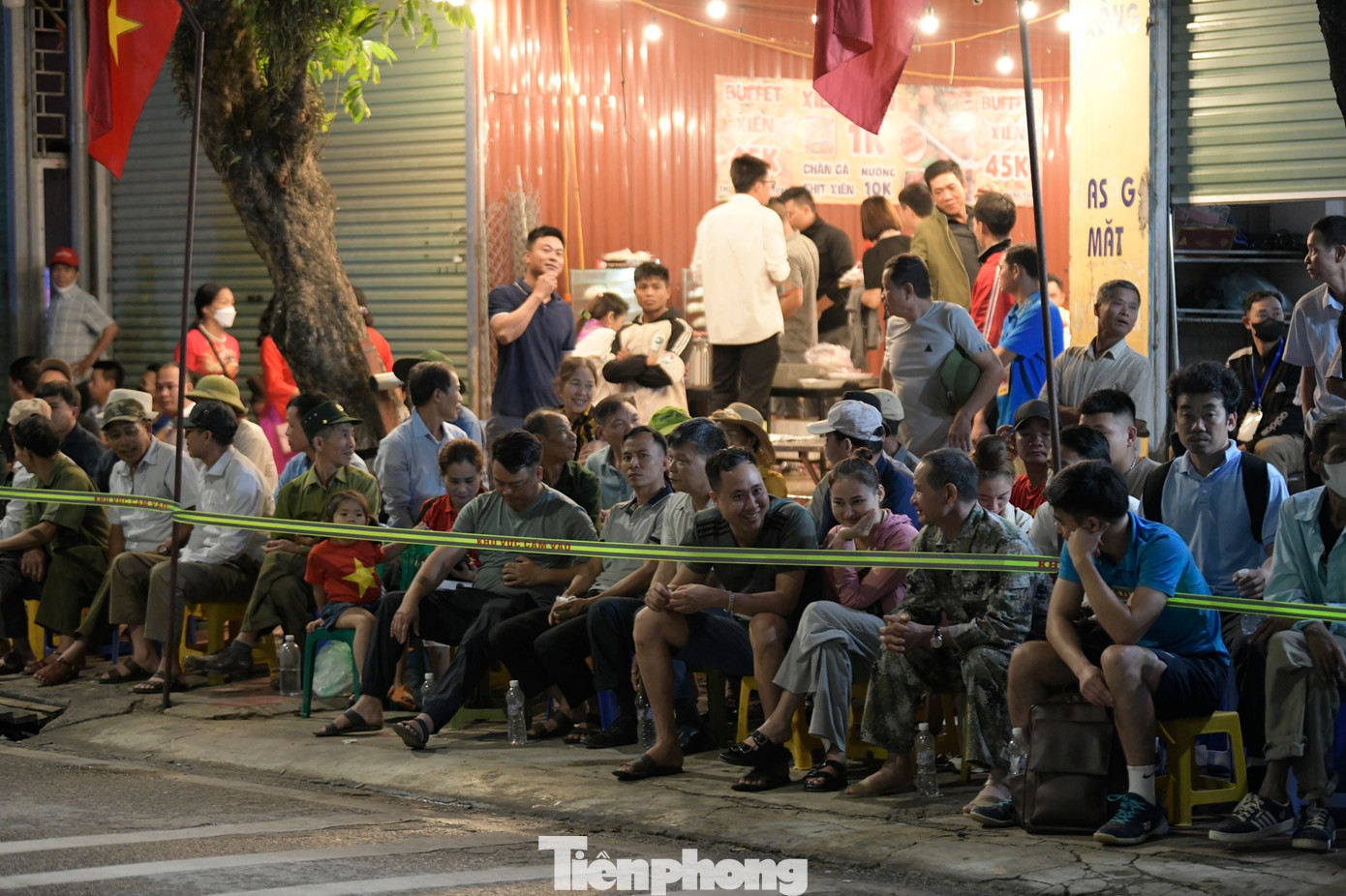 Tờ mờ sáng 7/5, nhiều người dân Điện Biên và du khách có mặt phía ngoài sân vận động tỉnh Điện Biên ngồi "xí" chỗ chờ đến lễ kỷ niệm 70 năm chiến thắng Điện Biên Phủ.