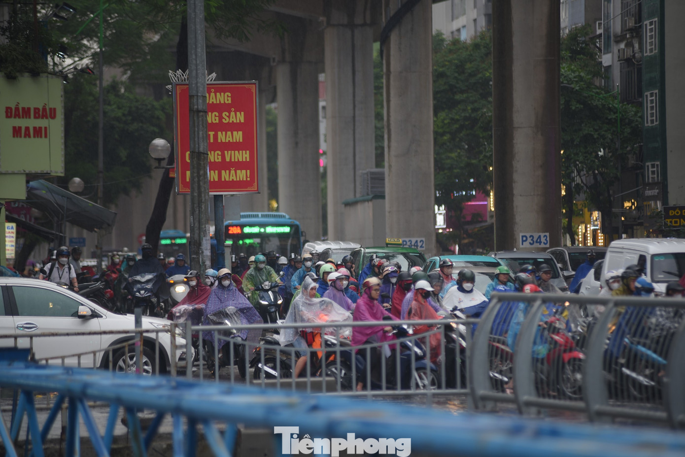 Xe máy và ôtô chen nhau trên đường.