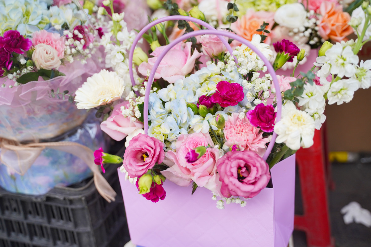 Các loại hoa tươi như cẩm chướng, ly... có giá dao động từ 200 - 400 nghìn/giỏ .